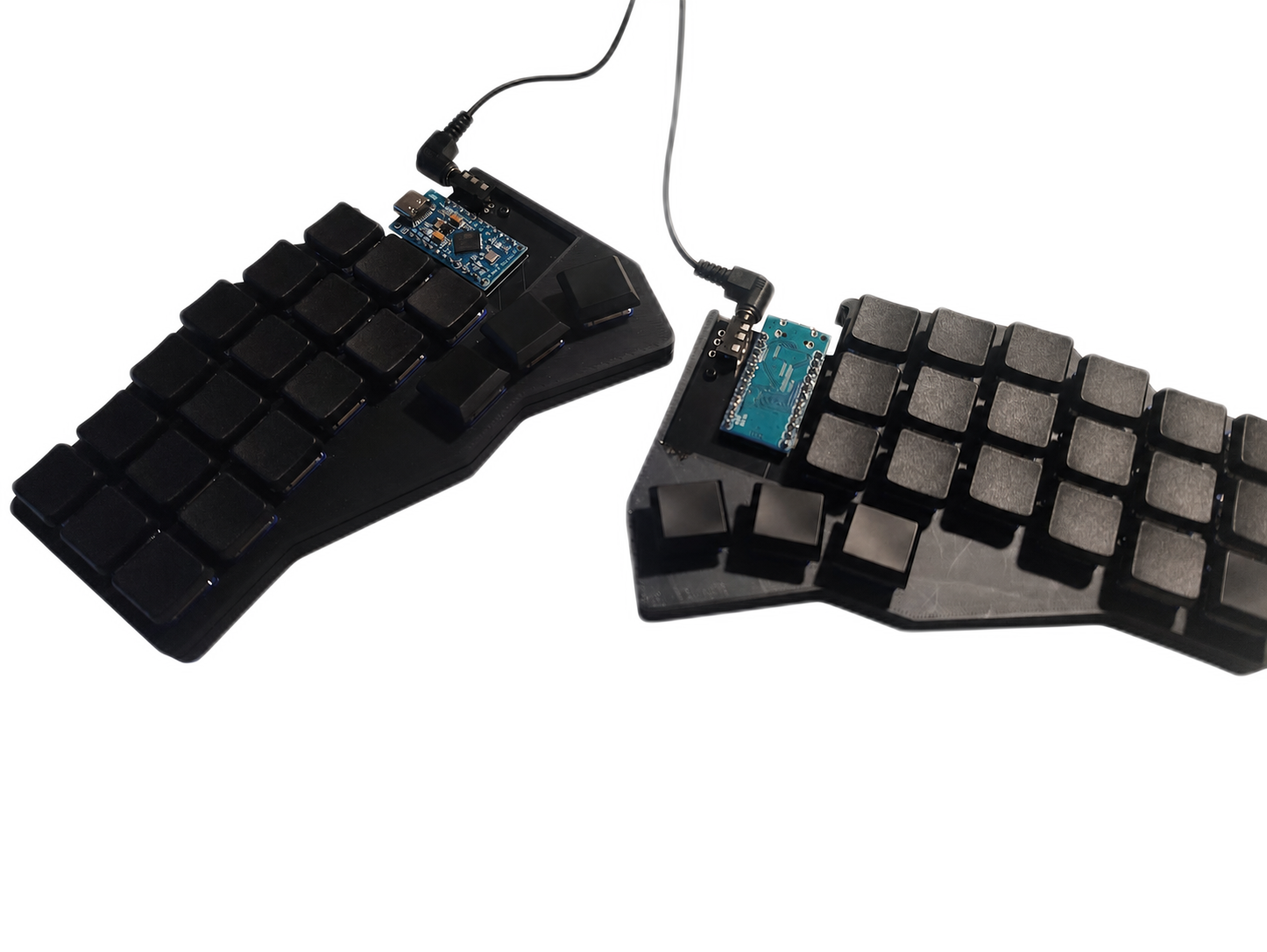 The finished keyboard in its beautiful 3d-printed case.